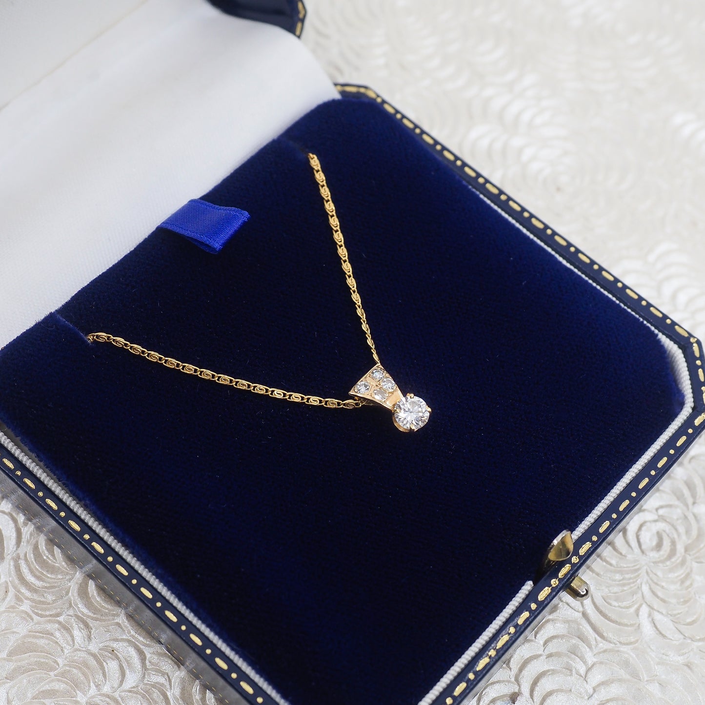 Vintage 1960s 14K Yellow Gold White 0.70 Carat Round Cut Diamond Choker Pendant 16" Necklace