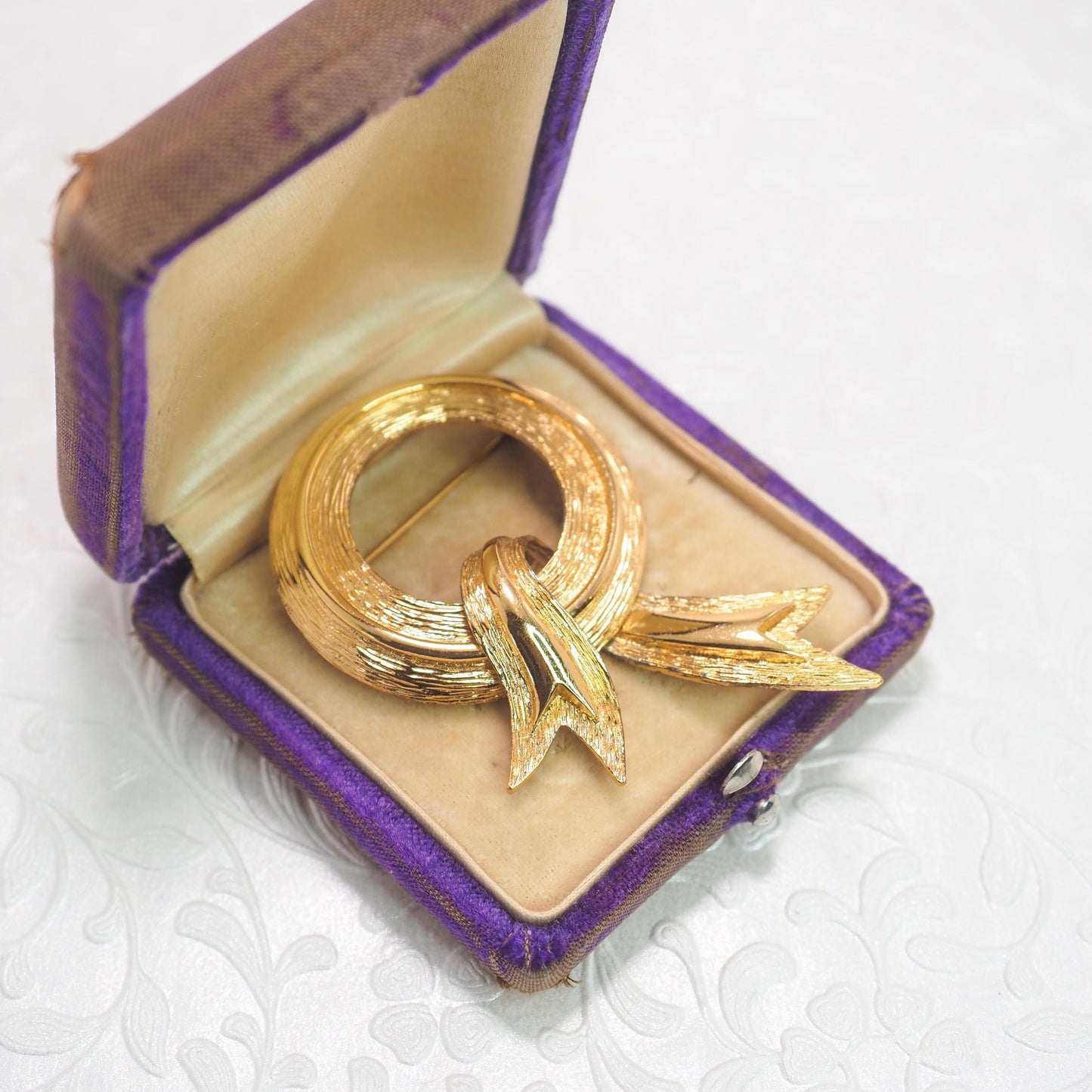 Vintage 1980s MONET Chunky Wreath Yellow Gold Plate Christmas Statement Unisex Brooch