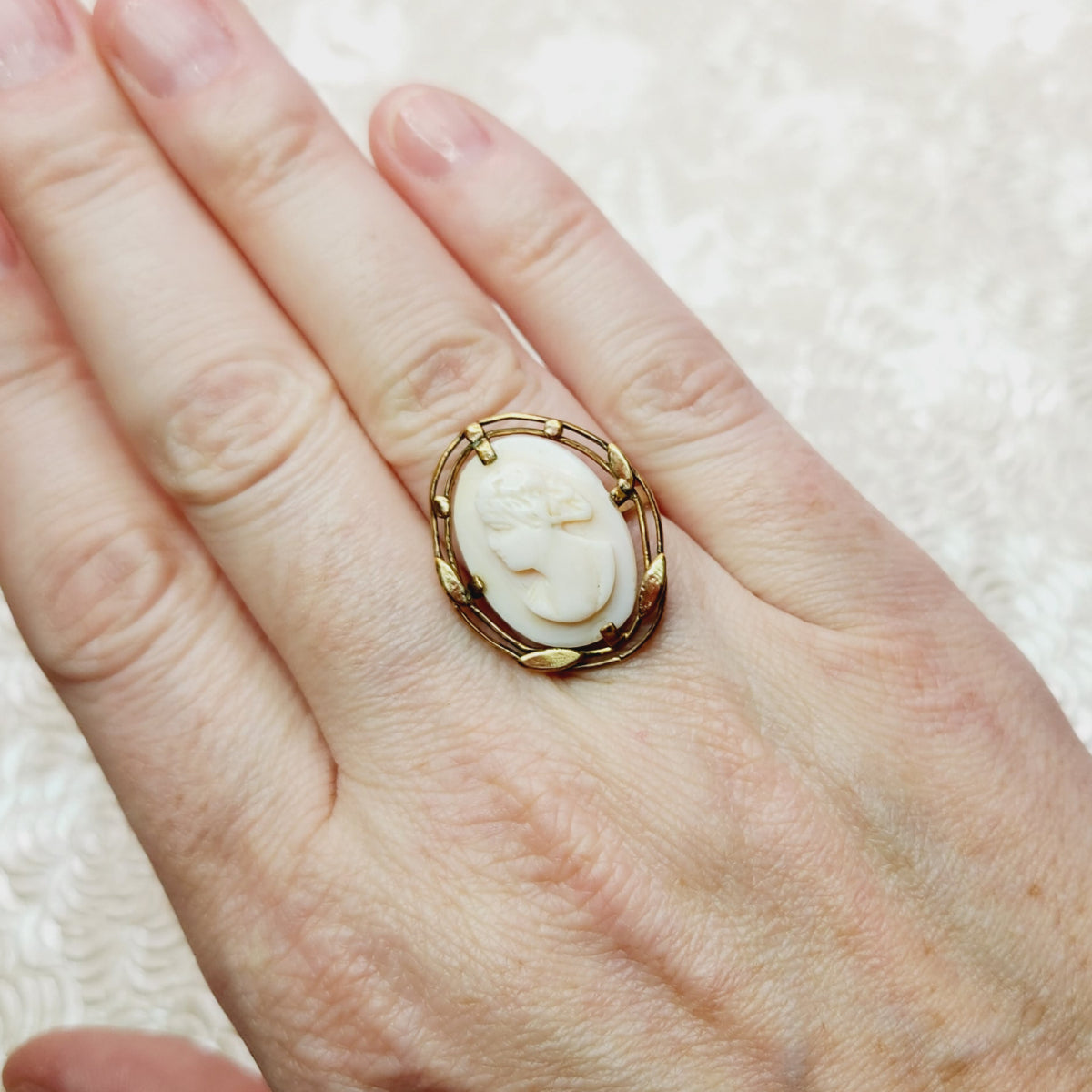 Antique 1910s Art Nouveau Angel Skin Coral Cameo and 10K Yellow Gold Woman Ring Size 6.25 image 4