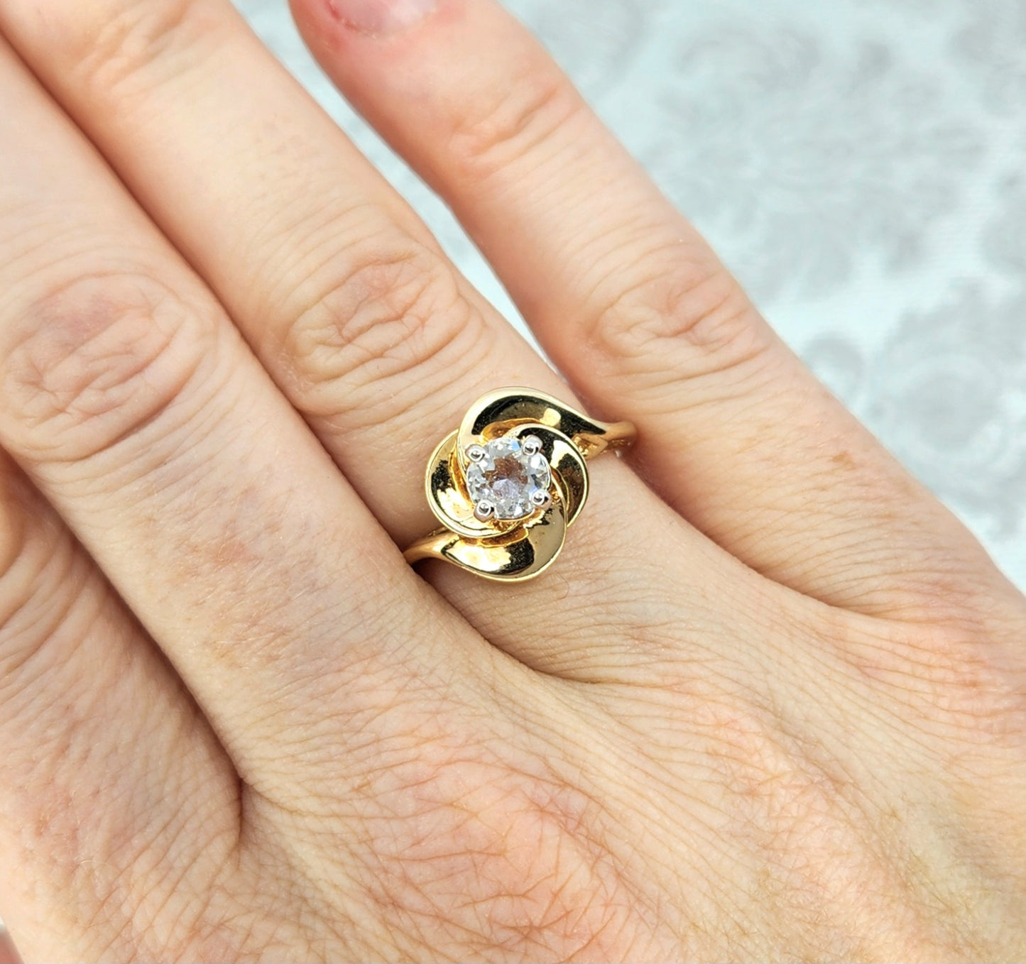 Vintage 1980s Clear GGG and 18K HGE Solitaire Swirled Ring Size 7.25