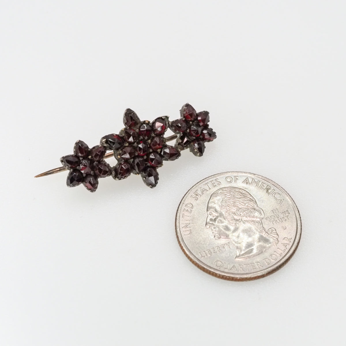 Antique 1880s Late Victorian Rose Cut Garnet and Gilt Three Star Celestial Unisex Brooch image 5