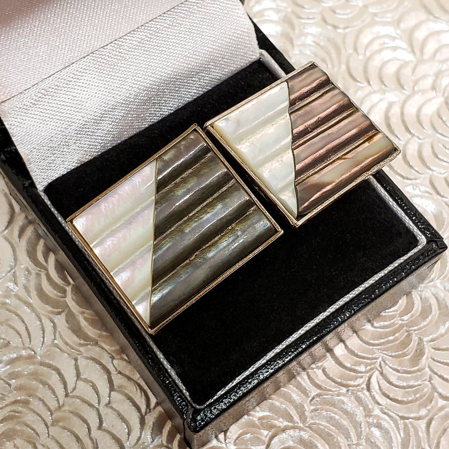 Vintage 1950s PIONEER Black and White Mother of Pearl and Silver Tone Cufflinks - 50s Mid Century Unisex Shell Cuff Links