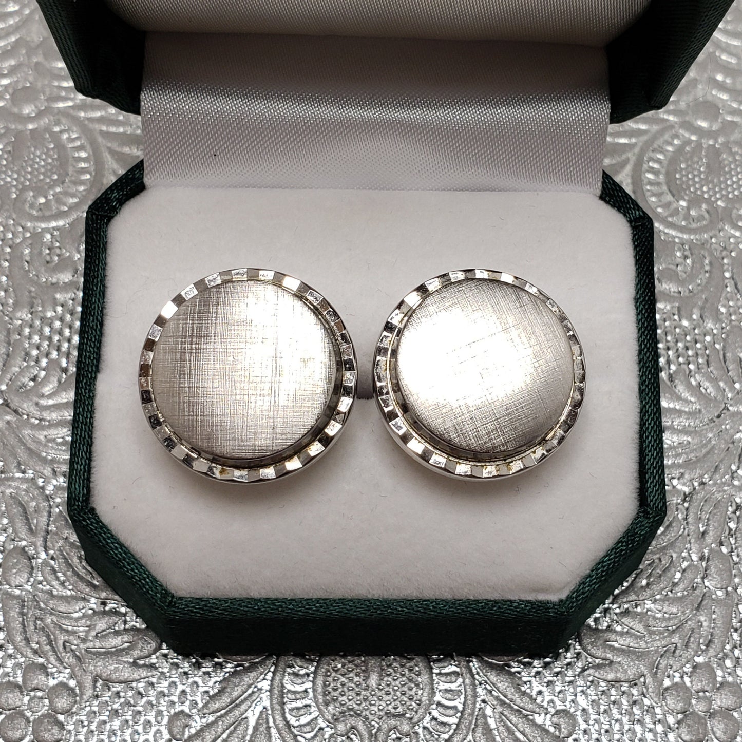 Vintage 1960s SWANK Mid Century Silver Tone Matte Circle Unisex Cuff Links - 60s Silver Cufflinks - Gifts for Fathers Day