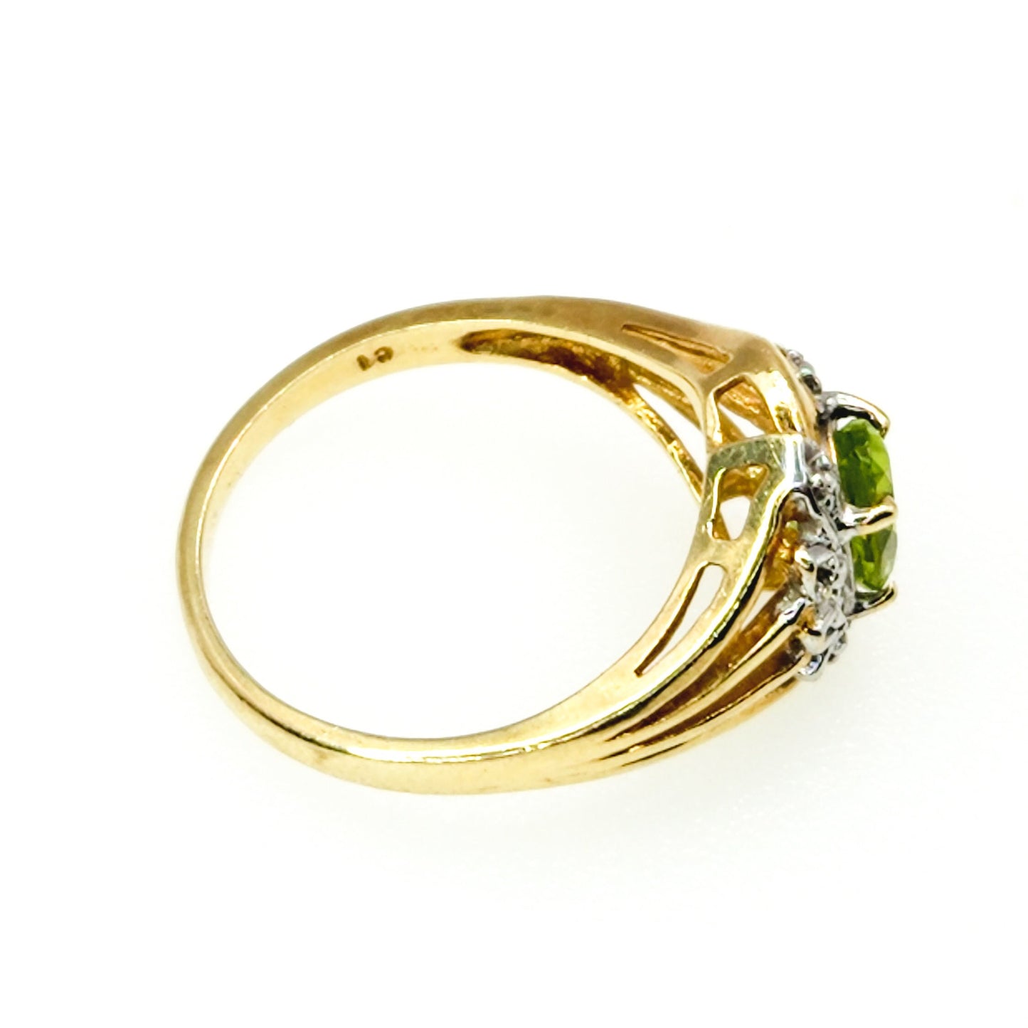 Vintage 1980s Oval Cut Peridot, Diamond, and 10K Gold Ring Size 7.25 - 80s Green Peridot, Diamond, Gold Ring - Green Gemstone Ring