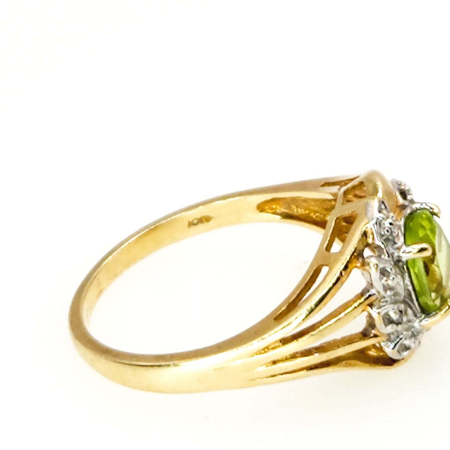 Vintage 1980s Oval Cut Peridot, Diamond, and 10K Gold Ring Size 7.25 - 80s Green Peridot, Diamond, Gold Ring - Green Gemstone Ring