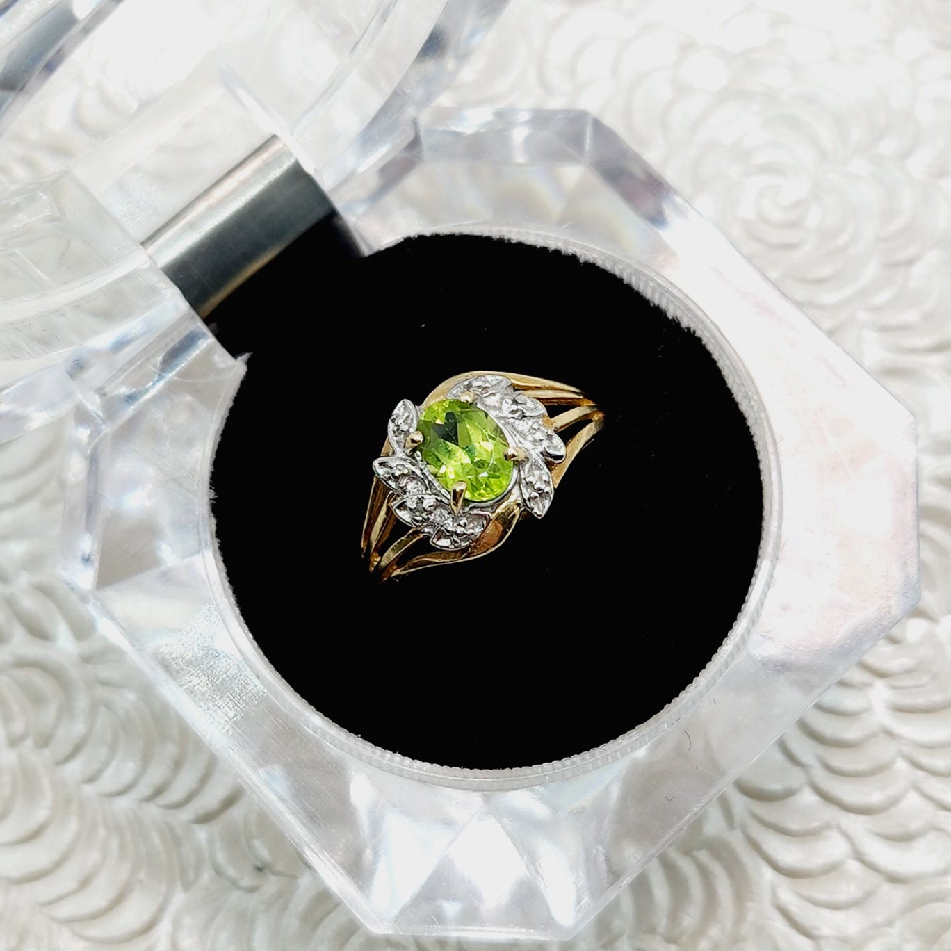 Vintage 1980s Oval Cut Peridot, Diamond, and 10K Gold Ring Size 7.25 - 80s Green Peridot, Diamond, Gold Ring - Green Gemstone Ring