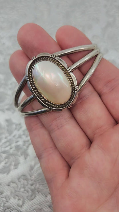 Vintage 1980er EUGENE BELONE Navajo Perlmutt Sterling Silber Manschette 6.5" Armband